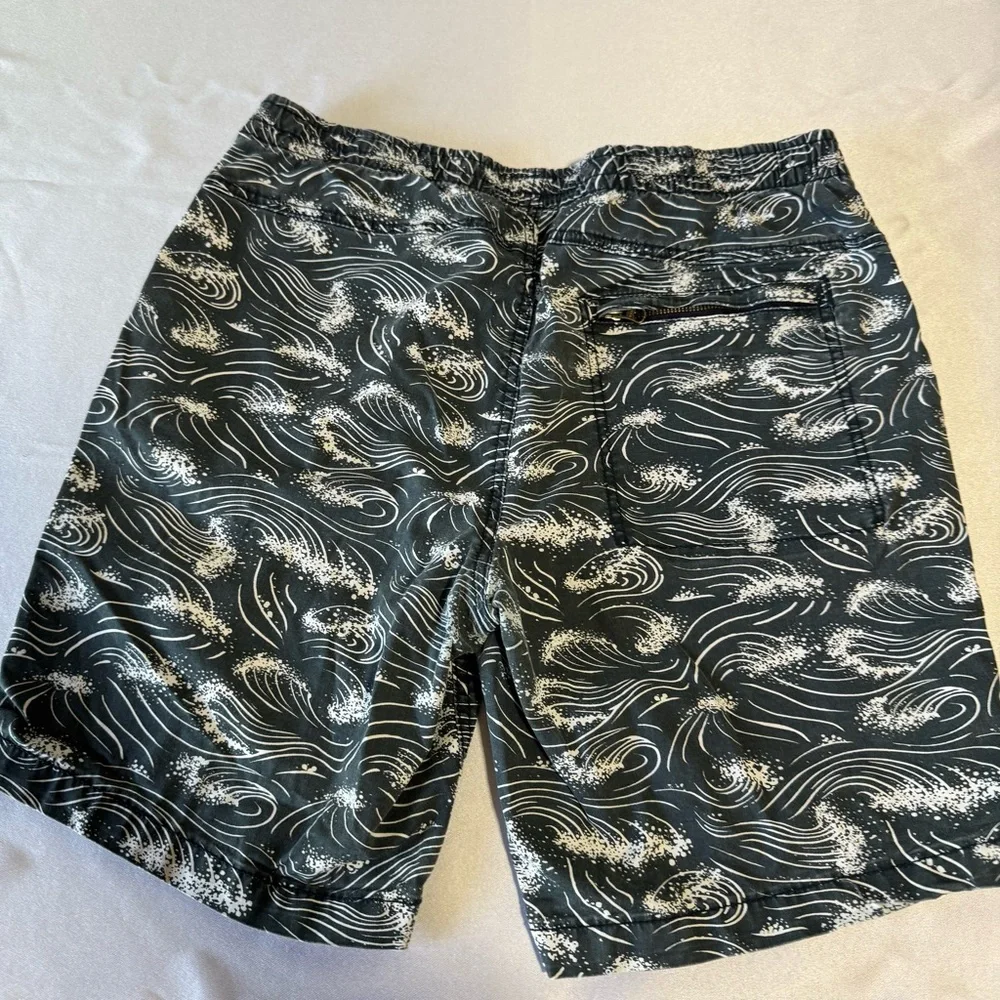 American Eagle extreme flex board shorts, sz L, gray/white, wave design